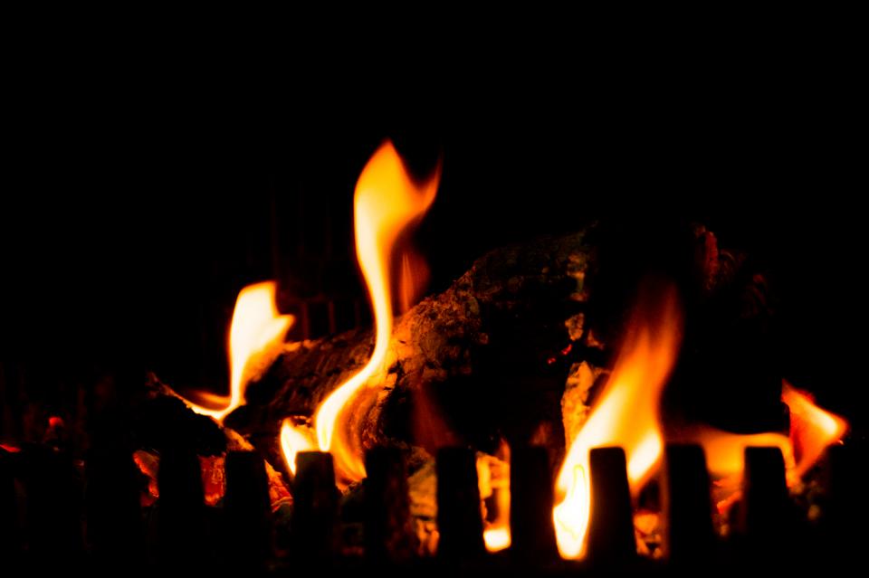 Habillage cheminée en bois en montagne